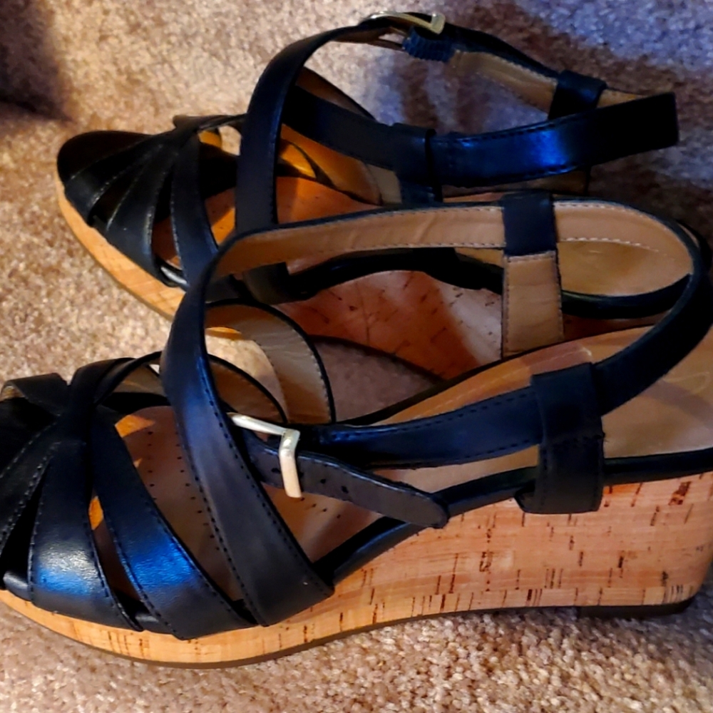 Clarks Artisan Black Leather Strappy Wedge Sandals sz 9 LIKE NEW